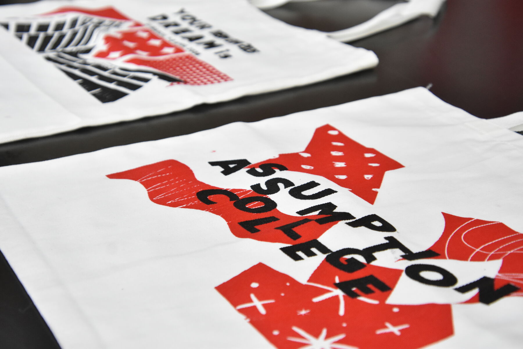 Tote bags printed in red and black at the workshop